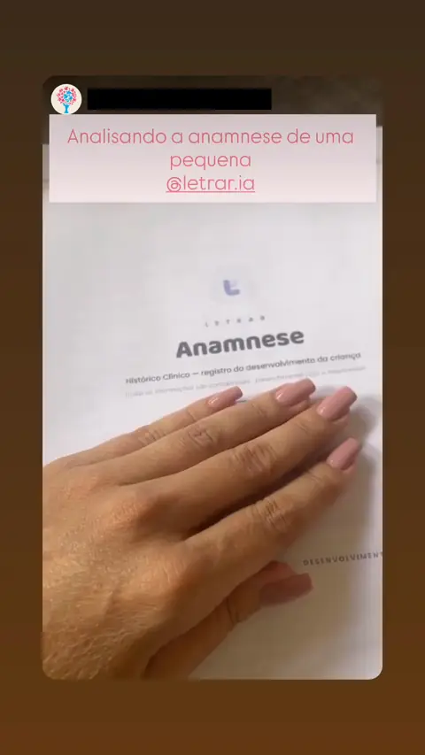 Vídeo de uma profissional mostrando a Anamnese do kit impressa