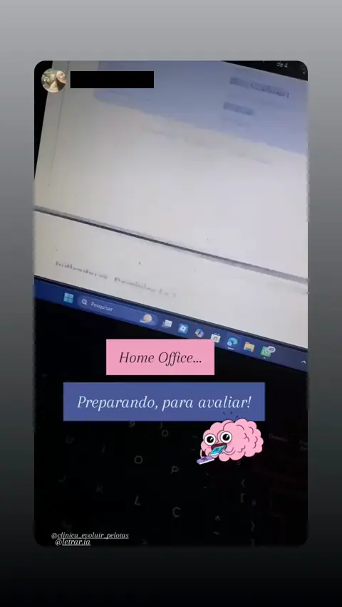 Vídeo de uma profissional preparando uma avaliação com o Rastreio de Discalculia na tela do computador
