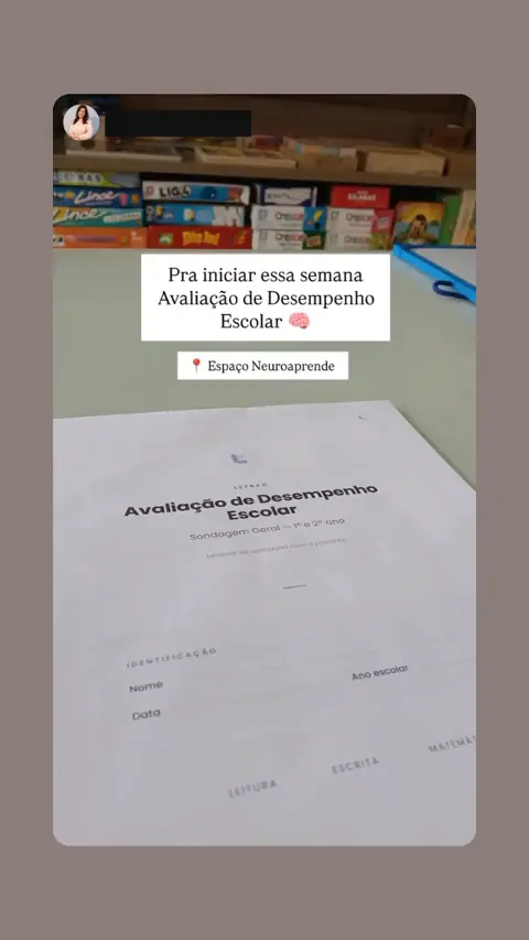 Vídeo de uma profissional mostrando uma avaliação impressa sobre a mesa
